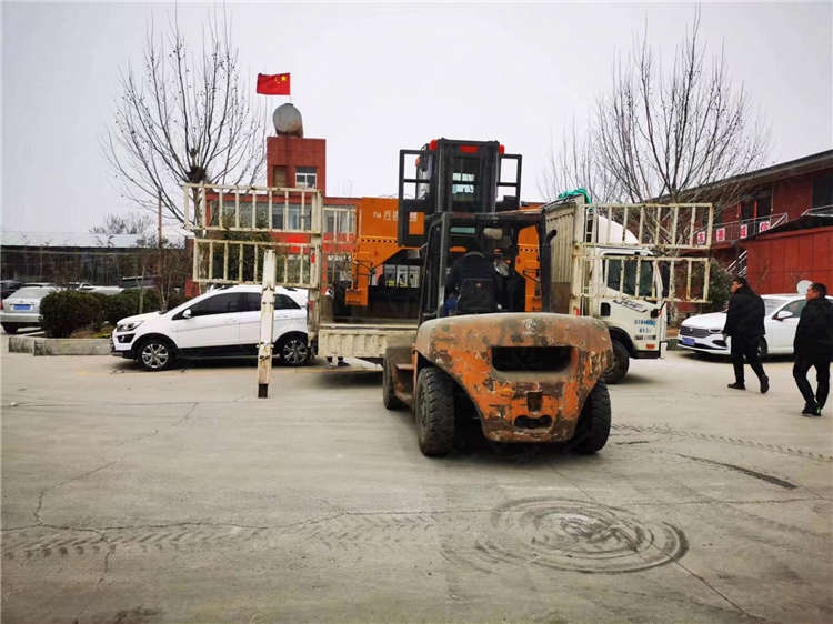 菜葉發(fā)酵全液壓履帶翻堆機(jī)發(fā)貨現(xiàn)場(chǎng)