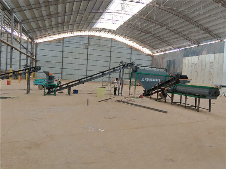 發(fā)酵設備生產(chǎn)線羊糞履帶翻拋機客戶安裝現(xiàn)場