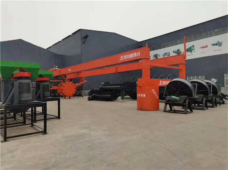 羊糞牛糞如何處理更環保,可使用輪盤翻拋機設備