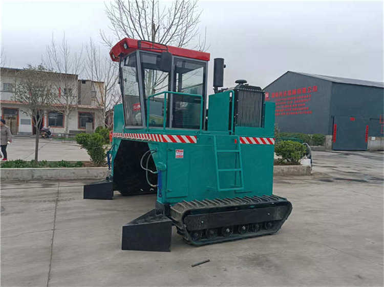 履帶式翻拋機采取履帶式行走設備,地面堆肥方便處理