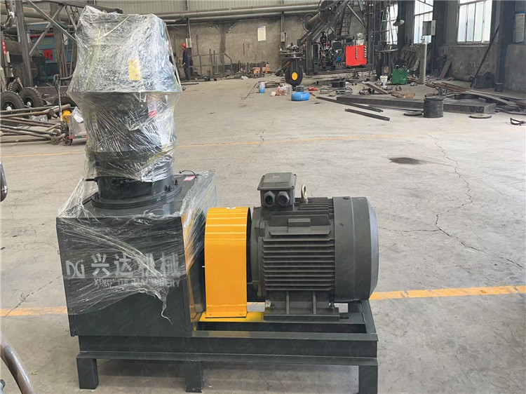 有機(jī)肥雞糞平模擠壓造粒機(jī),粉狀物料經(jīng)過擠壓成型,適用范圍廣,無需烘干