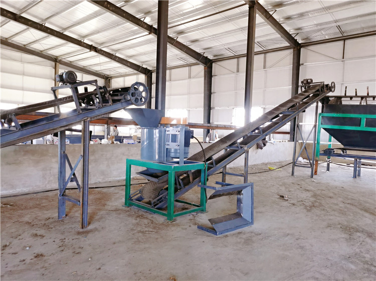 牛糞有機(jī)肥生產(chǎn)線設(shè)備,羊糞結(jié)塊打散粉碎機(jī),有機(jī)肥立式糠醛渣粉碎機(jī)