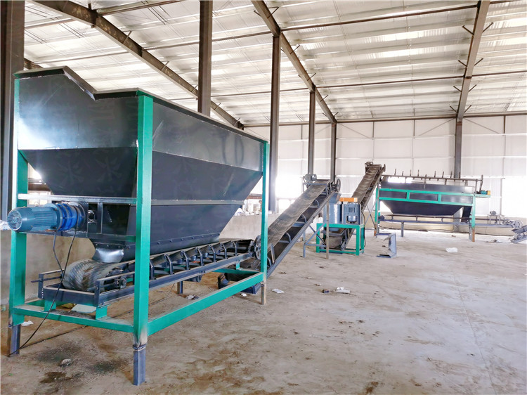 畜禽糞便處理輸送設(shè)備,有機(jī)肥鏟車喂料機(jī),肥料生產(chǎn)加工鏟車料倉(cāng)設(shè)備